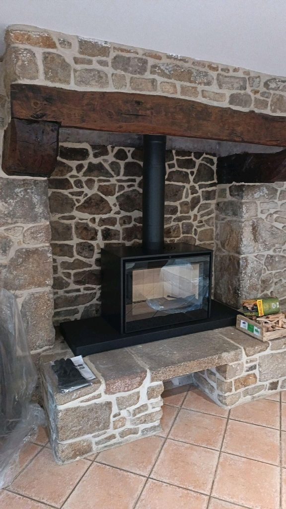 Poêle I 800 dans cheminée pierre